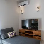 Zenon Homes 2nd Floor, Center 公寓 *