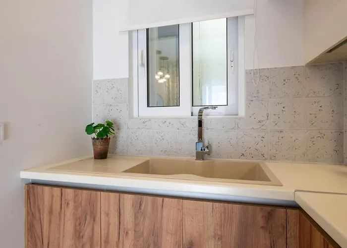 Zenon Homes 2nd Floor, Center