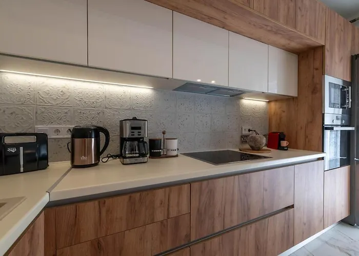 Zenon Homes 2nd Floor, Center * 卡拉马塔