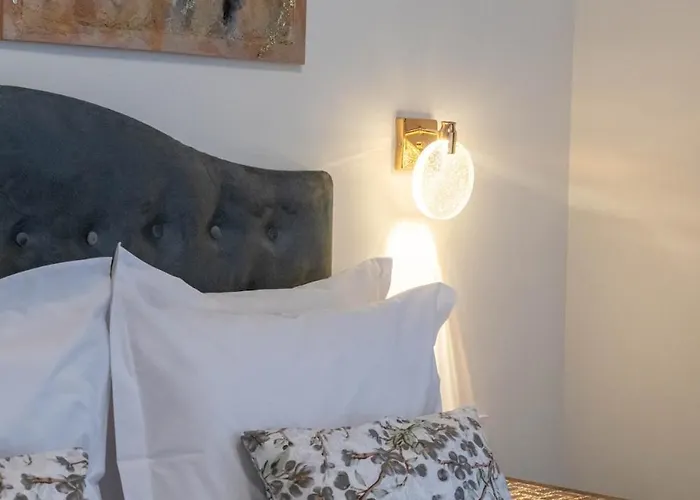 Zenon Homes 2nd Floor, Center