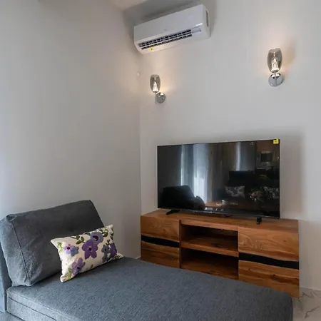 Zenon Homes 2nd Floor, Center Apartman *