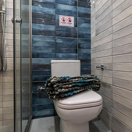 Zenon Homes 2nd Floor, Center Apartman