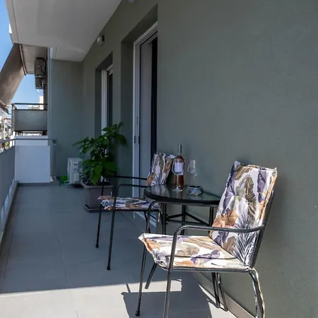 Zenon Homes 2nd Floor, Center Apartman *