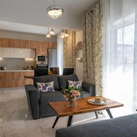 Zenon Homes 2nd Floor, Center Apartament *