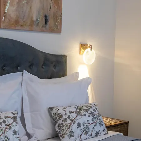 Zenon Homes 2nd Floor, Center