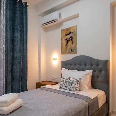 Zenon Homes 2nd Floor, Center Apartman