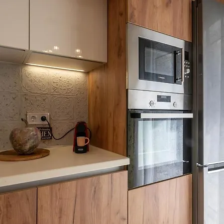 Zenon Homes 2nd Floor, Center