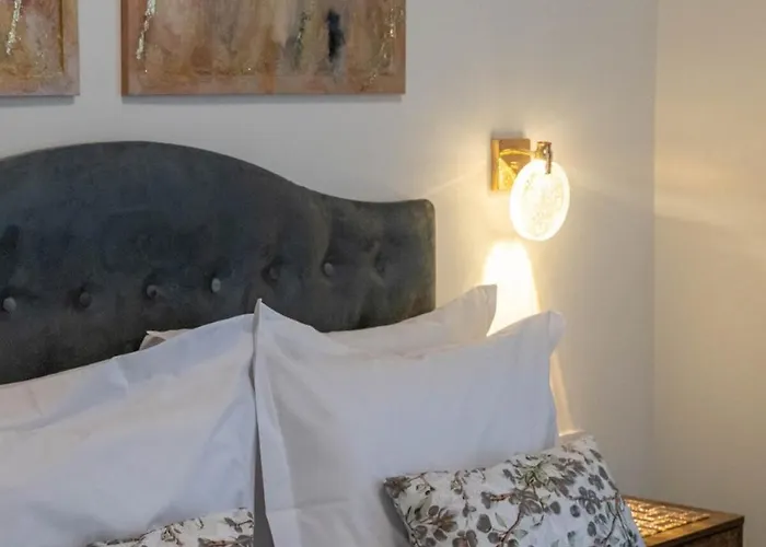 Zenon Homes 2nd Floor, Center