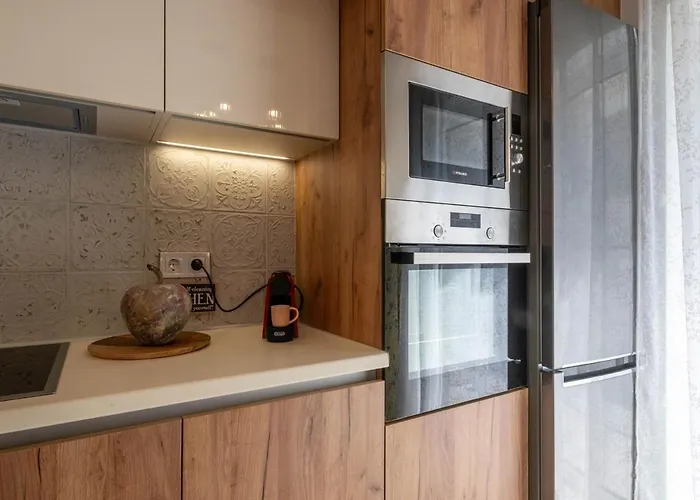 Zenon Homes 2nd Floor, Center